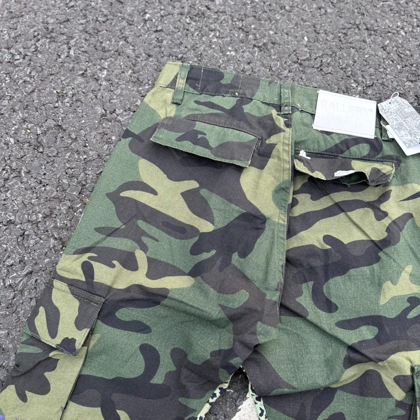 #8208 P260💰 GALLERY DEPT leopard print camouflage splash ink splicing overalls high street retro American casual trousers. Original purchased and patterned to truly restore the ultimate texture of Vintage. The whole splicing is in heavy water washing process. Craftsmen hand splash ink. You can see the details. Three-dimensional cutting version. Loose and comfortable. Not picky on the figure. Makes taller and slimmer. Seiko factory. Original quality control. Same style for men and women. Can be matched with couples. Versatile recommendation. Essential jeans for all seasons Color: Camouflage